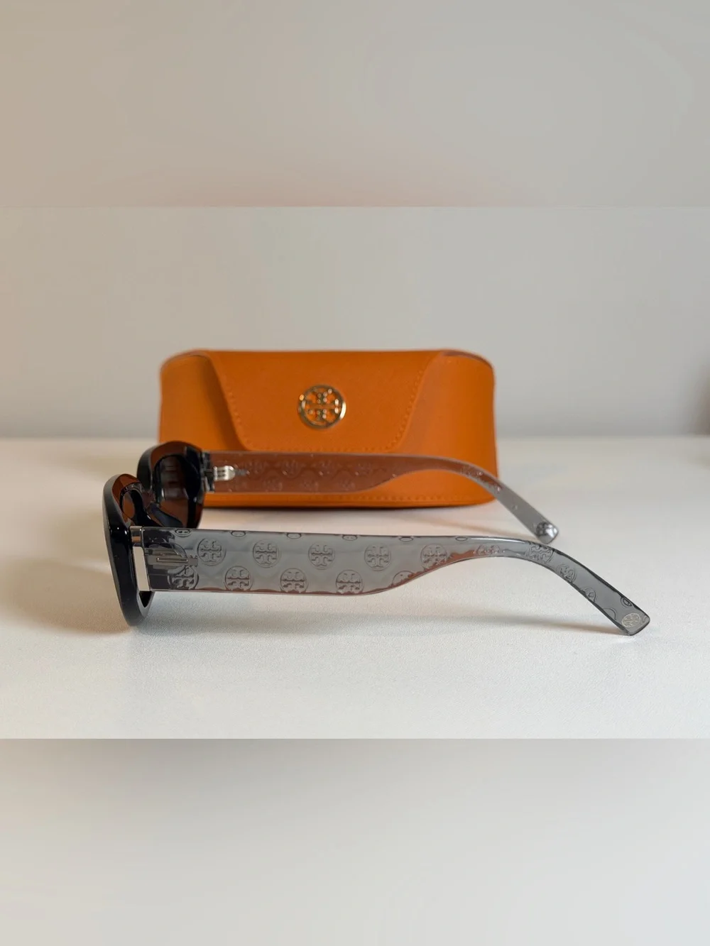 Tory Burch-New black rectangle, sunglasses logo, temples, black frame gray logo